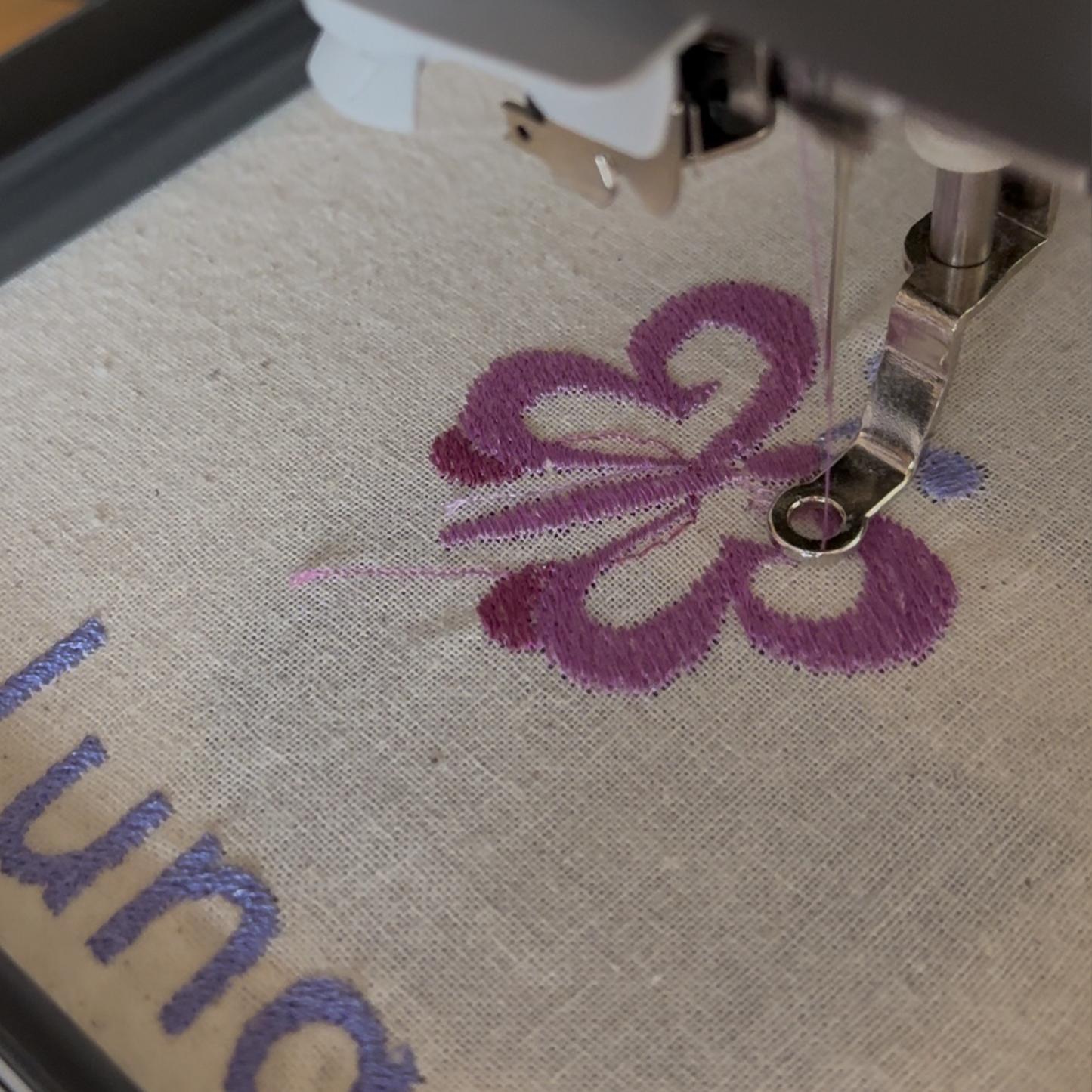 Brother satin-finish broderitråd – 612 Lyslilla