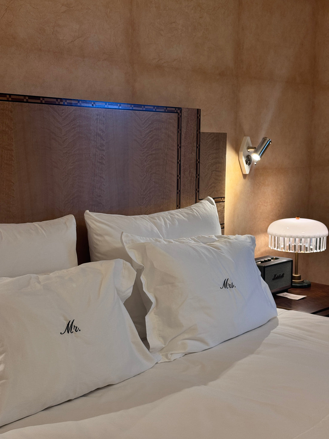 Mr & Mrs broderi på pude