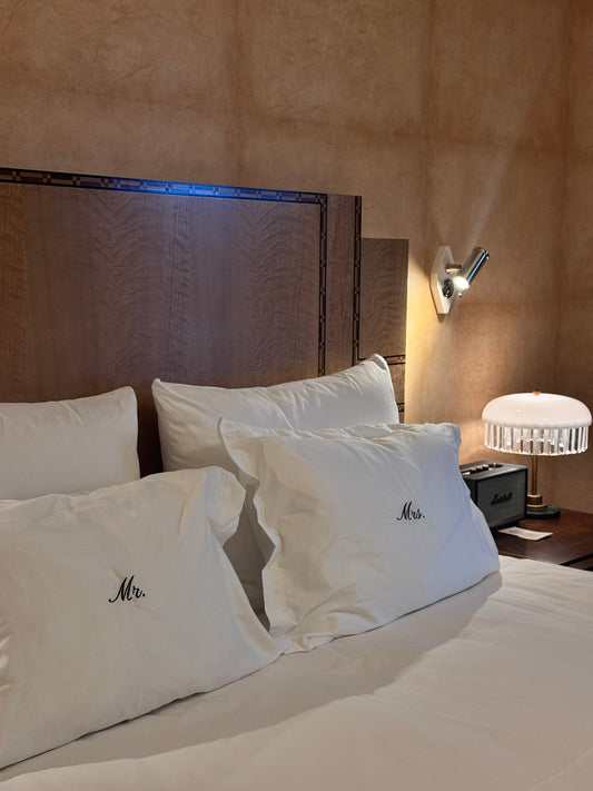 Mr & Mrs broderi på pude